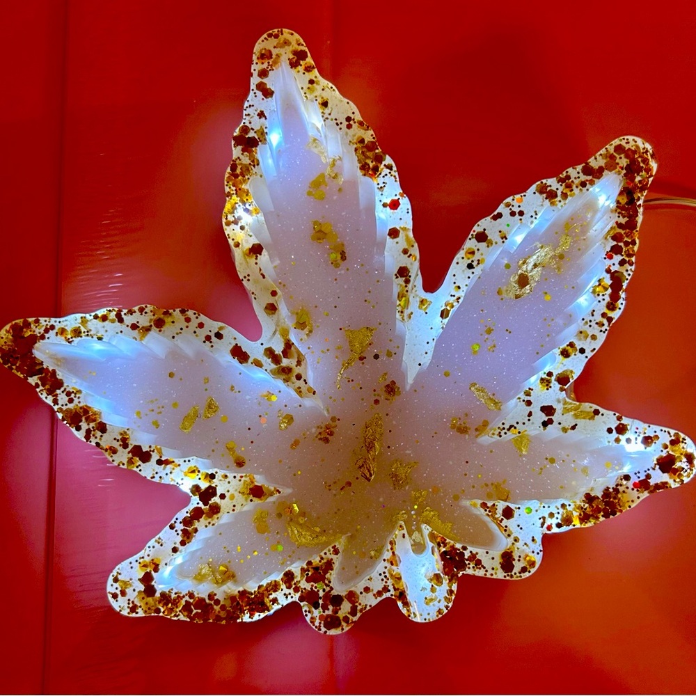 Cannabis leaf ashtray